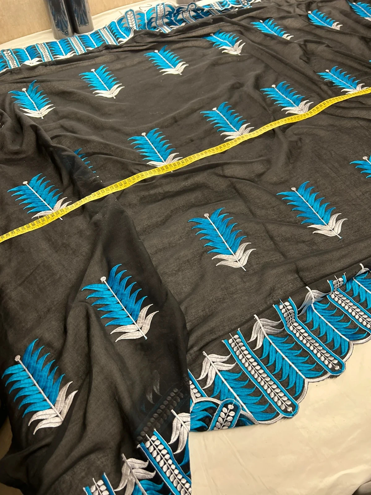 Vintage zwarte tafelkleed met geborduurd blauw motief – photo 7